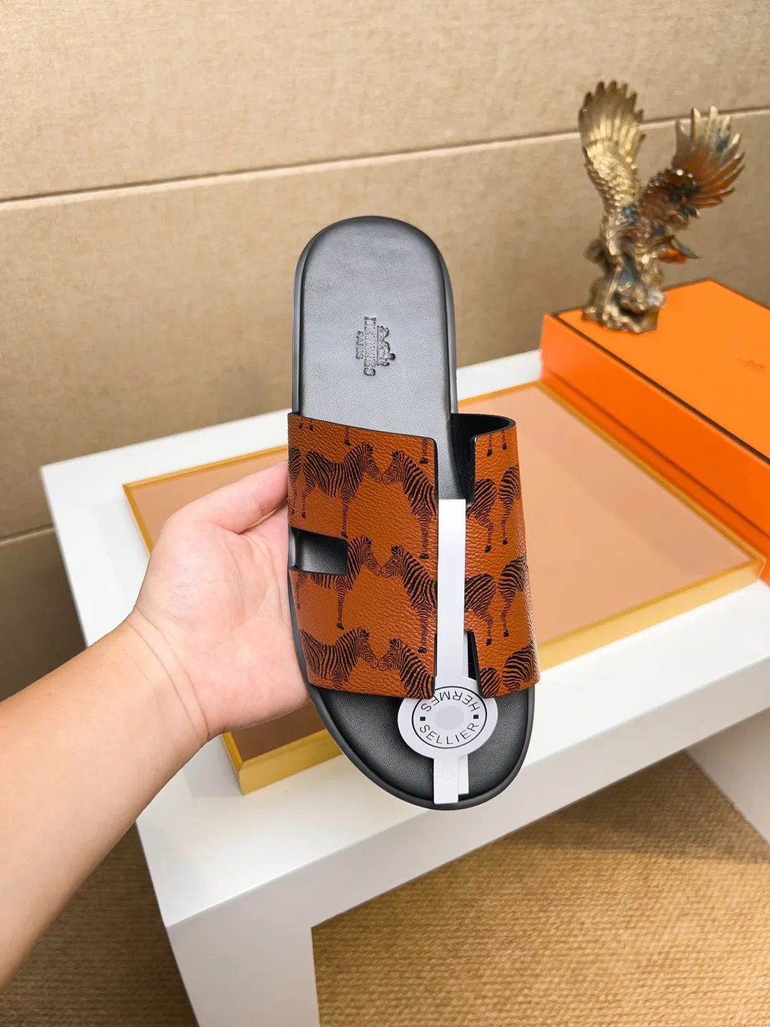 Men's clothing and shoes 💰280 💅💅💅 new arrival. Hermes Hermes official website latest counter synchronized new oran color leather H slippers, the original Paris version flew back to the original model and opened the mold to make it perfectly🍌The highest quality Sincerity, you can enter and leave the counter at will [Deyi] The upper is made of original customized  colored palm prints, crocodile print, ostrich print, colored cow leather, colored cow suede, 🤔 horse hair, 🥳 colored diamonds, 🥰 3D printing, and other genuine leather slippers, imported cow pattern foot pad lining, Italian  latest original genuine leather combination outsole Code number: 38-48 (customized at 46.47.48) Can be made into picture combination sole with genuine leather pattern and ordinary molded outsole